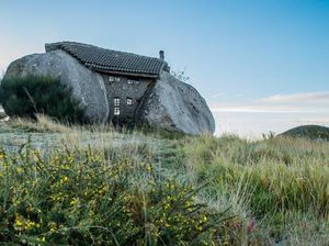 Unik! Rumah di Portugal Ini Terjepit Batu Besar Unik! Rumah di Portugal Ini Terjepit Batu Besar