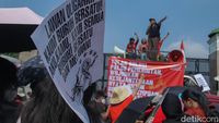 Demo di Depan DPR Dimulai, Tolak Solusi Palsu Pemerintah