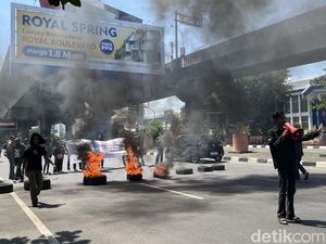 Ada Demo Peringatan Hari Buruh di Depan Kantor Disnaker Makassar, Lalin Macet Ada Demo Peringatan Hari Buruh di Depan Kantor Disnaker Makassar, Lalin Macet