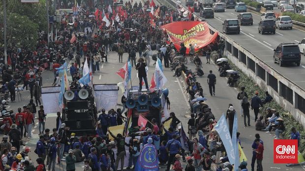 Buruh dari berbagai elemen menggelar aksi unjuk rasa dalam rangka memperingati Hari Buruh Internasional (May Day) di Jakarta, Kamis (1/5/2025). Selain di kawasan Monas, Jakarta Pusat, aksi juga digelar di depan Gedung DPR/MPR/DPD, Kompleks Parlemen, Senayan, Jakarta Pusat. CNN Indonesia/Safir Makki