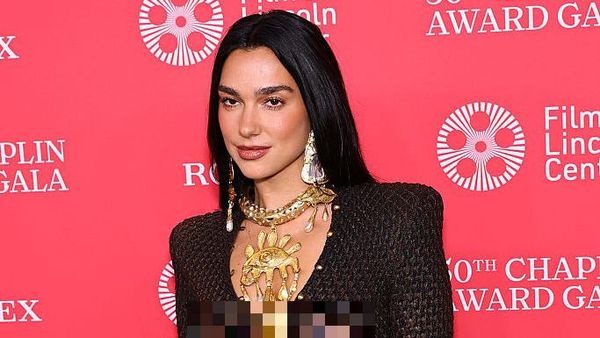 Gaya Seksi dan Berani Dua Lipa Berbalut Gaun Ular Transparan Schiaparelli