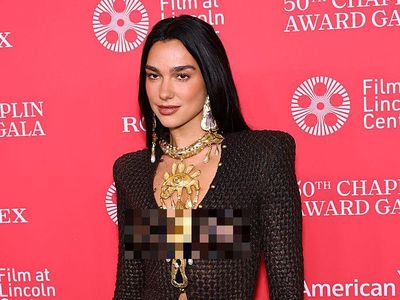 Gaya Seksi dan Berani Dua Lipa Berbalut Gaun Ular Transparan Schiaparelli