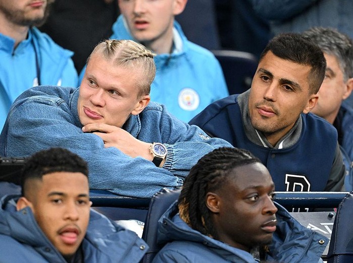 MANCHESTER, ENGLAND - APRIL 22: Erling Haaland and Rodri of Manchester City look on from the substitutes bench prior to the Premier League match between Manchester City FC and Aston Villa FC at Etihad Stadium on April 22, 2025 in Manchester, England. (Photo by Michael Regan/Getty Images)