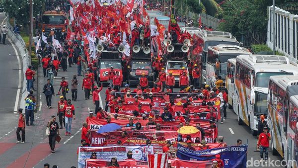 Gelombang Buruh Geruduk DPR Serukan Keadilan Pekerja