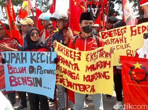 Massa Buruh di Brebes Tuntut Upah Naik Jadi Rp 3,5 Juta