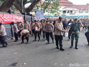 Terima Kasih Polisi untuk Tertibnya Aksi May Day di Kota Malang Terima Kasih Polisi untuk Tertibnya Aksi May Day di Kota Malang