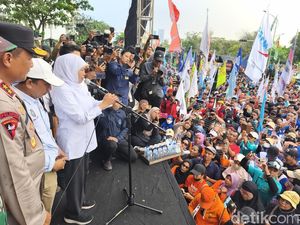 Temui Buruh, Gubernur Khofifah Disambut Lagu Indonesia Pusaka