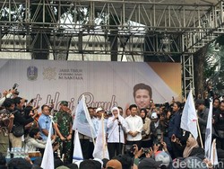 Khofifah Ajak Ribuan Buruh Selawatan Usai Terima 17 Poin Tuntutan