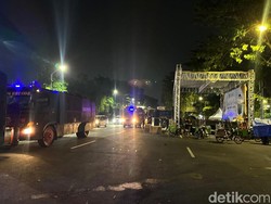 Usai Ditemui Gubernur Khofifah, Massa Buruh Bubarkan Diri