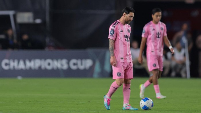 inter miami vs vancouver whitecaps lionel messi concacaf champions cup Apr 30, 2025; Ft. Lauderdale, Florida, USA; Inter Miami CF forward Lionel Messi (10) looks on after a goal by the Vancouver Whitecaps during the second half at Chase Stadium. Mandatory Credit: Sam Navarro-Imagn Images