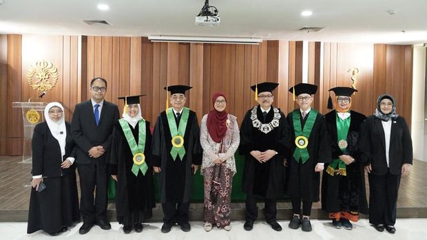 Isti Anindya usai sidang doktoral ihwal hubungan benjol CMV dengan tanda-tanda autisme.