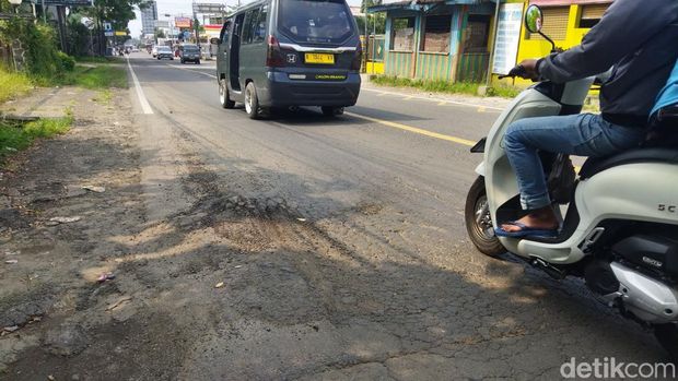 Jalan nasional Serang-Pandeglang berlubang (Aris Rivaldo/detikcom)