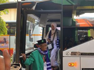 760 CJH Kloter 1 dan 2 Tulungagung Tiba di Asrama Haji Surabaya 760 CJH Kloter 1 dan 2 Tulungagung Tiba di Asrama Haji Surabaya