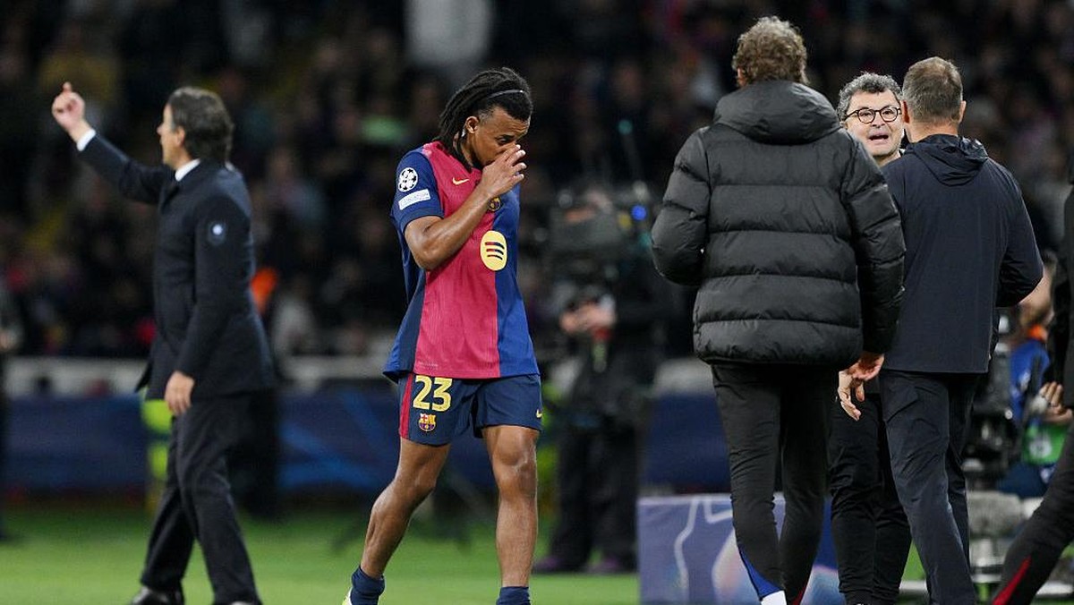 Kounde mengalami cedera hamstring saat melawan Inter. Foto: Getty Images/David Ramos