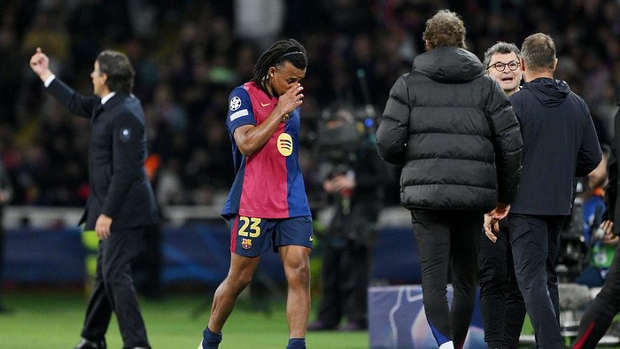 BARCELONA, SPAIN - APRIL 30: Jules Kounde of FC Barcelona leaves the pitch as he is substituted off after sustaining an injury during the UEFA Champions League 2024/25 Semi Final First Leg match between FC Barcelona and FC Internazionale Milano at Estadi Olimpic Lluis Companys on April 30, 2025 in Barcelona, Spain. (Photo by David Ramos/Getty Images)