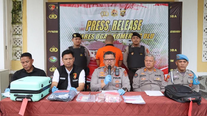 Kapolres OKU melaksanakan presrealase terhadap tersangka Andi Darmawan HRD perusahaan perkebunan, PT Minanga Ogan yang melarikan duit perusahaan Kapolres OKU merilis penetapan tersangka Andi Darmawan yang melarikan duit perusahaan.