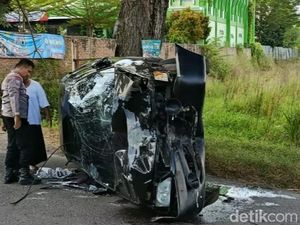 Brakk! Sedan Tabrak Motor-Pohon di Klaten, Pemotor Tewas Brakk! Sedan Tabrak Motor-Pohon di Klaten, Pemotor Tewas