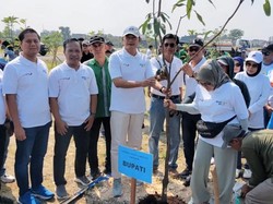 Bakti Sosial dan Tanam Pohon Warnai May Day di Lamongan