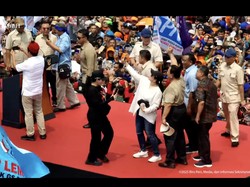 Momen Puan Ajak Prabowo Selfie di Atas Panggung Peringatan Hari Buruh