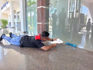 Gedung Dewan Tutup Saat Demo Hari Buruh, Aspirasi Diselipkan di Kolong Pintu Gedung Dewan Tutup Saat Demo Hari Buruh, Aspirasi Diselipkan di Kolong Pintu
