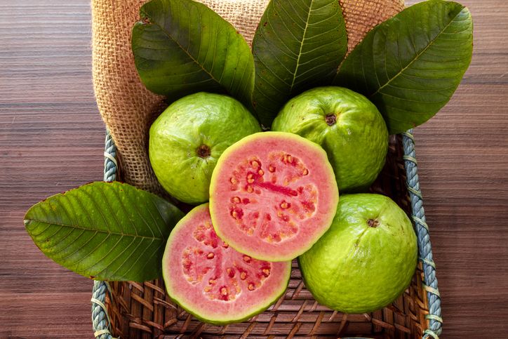 Bikin Sehat! 5 Khasiat Seduhan Daun Jambu Merah