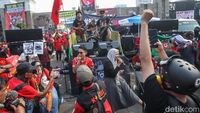 Konser di Atas Truk Goyang Massa Aksi May Day di DPR
