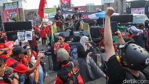 Konser di Atas Truk Goyang Massa Aksi May Day di DPR