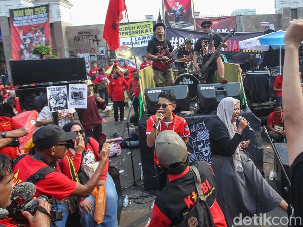 Konser di Atas Truk Goyang Massa Aksi May Day di DPR