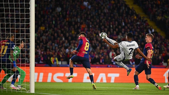 Liga Champions BARCELONA, SPAIN - APRIL 30: Denzel Dumfries of FC Internazionale scores the goal during the UEFA Champions League 2024/25 Semi Final First Leg match between FC Barcelona and FC Internazionale Milano at Estadi Olimpic Lluis Companys on April 30, 2025 in Barcelona, Spain. (Photo by Mattia Ozbot - Inter/Inter via Getty Images)