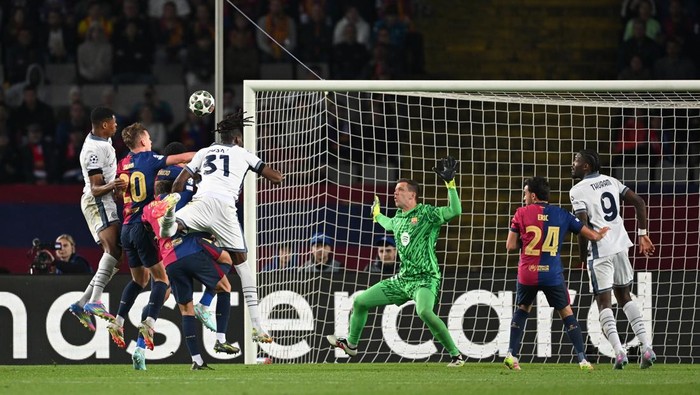 Liga champions BARCELONA, SPAIN - APRIL 30: Denzel Dumfries of FC Internazionale scores his teams third goal past Wojciech Szczesny of FC Barcelona during the UEFA Champions League 2024/25 Semi Final First Leg match between FC Barcelona and FC Internazionale Milano at Estadi Olimpic Lluis Companys on April 30, 2025 in Barcelona, Spain. (Photo by Michael Regan - UEFA/UEFA via Getty Images)