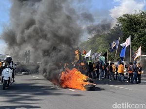 Demo Hari Buruh di Makassar, Mahasiswa Minta UU TNI-Cipta Kerja Dibatalkan Demo Hari Buruh di Makassar, Mahasiswa Minta UU TNI-Cipta Kerja Dibatalkan