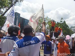 Aksi May Day di Sumut, Ratusan Buruh Tuntut Pemprovsu Hapus Outsourcing Aksi May Day di Sumut, Ratusan Buruh Tuntut Pemprovsu Hapus Outsourcing