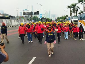 Massa Buruh Gebrak Aksi di Depan DPR, Sampaikan 5 Poin Tuntutan Massa Buruh Gebrak Aksi di Depan DPR, Sampaikan 5 Poin Tuntutan