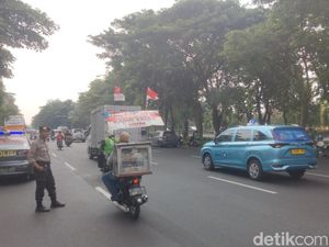 Aksi May Day, Massa Buruh Mulai Padati Bundaran Waru Aksi May Day, Massa Buruh Mulai Padati Bundaran Waru