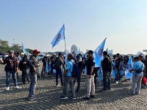 Video: Buruh Berdatangan ke Monas untuk Peringati May Day