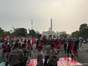 Massa Buruh Mulai Berdatangan di Depan Kantor Gubernur Jatim