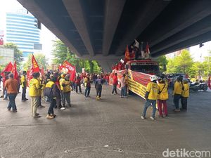 Massa Demo Hari Buruh Mulai Tutup Jalan di Flyover Makassar