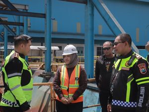 Polisi Datangi dan Dialog dengan Manajemen Pabrik di Blitar Saat May Day Polisi Datangi dan Dialog dengan Manajemen Pabrik di Blitar Saat May Day