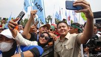 May Day di Monas, Seskab Teddy Jadi Rebutan Foto Bareng