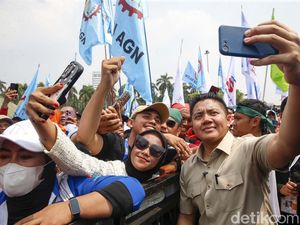 May Day di Monas, Seskab Teddy Jadi Rebutan Foto Bareng May Day di Monas, Seskab Teddy Jadi Rebutan Foto Bareng