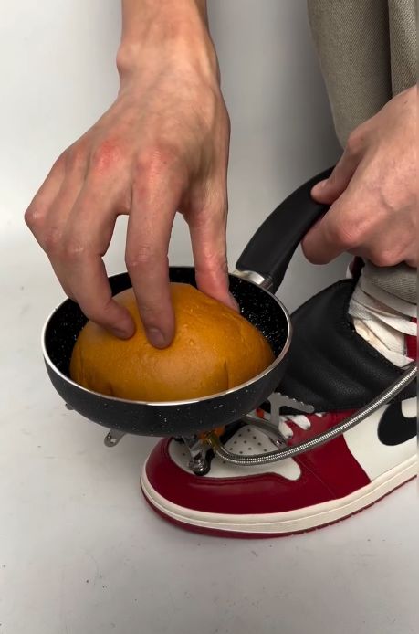 Modifikasi sepatu agar bisa masak burger