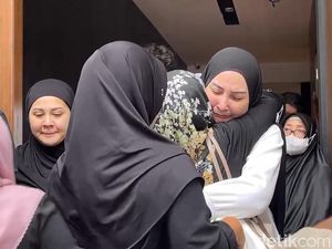 Wajah Sembap Mona Ratuliu saat Antarkan Jenazah Ayah ke Pemakaman Wajah Sembap Mona Ratuliu saat Antarkan Jenazah Ayah ke Pemakaman