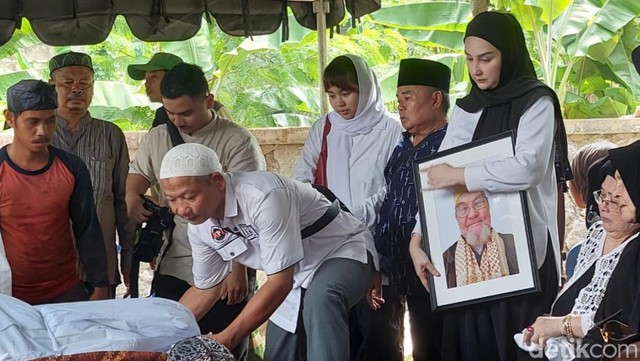 Berita Viral Selebriti dari InsertLive : Ayah Mona Ratuliu Meninggal dalam Keadaan Berwudu