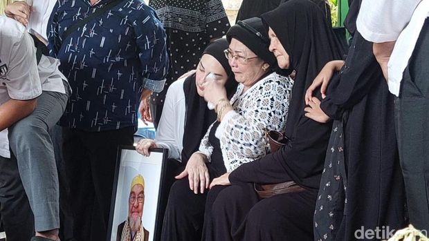 Mona Ratuliu berduka ayah meninggal dunia.