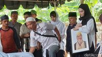 Mona Ratuliu Antar Kepergian Ayah ke Tempat Peristirahatan Terakhir