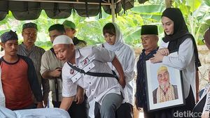 Mona Ratuliu Antar Kepergian Ayah ke Tempat Peristirahatan Terakhir