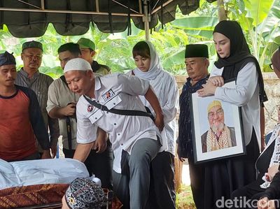 Mona Ratuliu Antar Kepergian Ayah ke Tempat Peristirahatan Terakhir