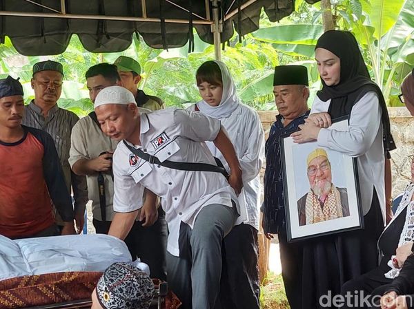 Mona Ratuliu Antar Kepergian Ayah ke Tempat Peristirahatan Terakhir
