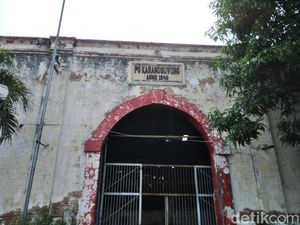 Menilik Kehidupan Buruh Pabrik Gula di Cirebon Masa Hindia Belanda Menilik Kehidupan Buruh Pabrik Gula di Cirebon Masa Hindia Belanda