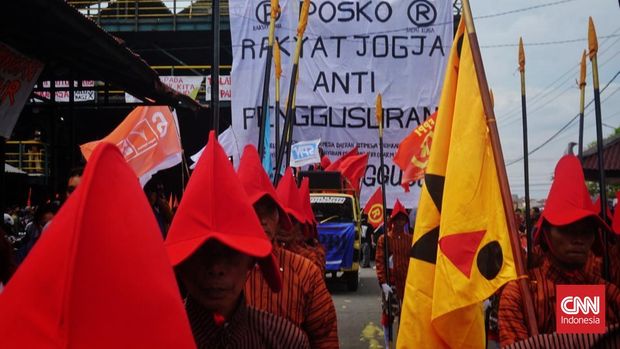 Peringatan Hari Buruh di Yogya Pekikkan Deklarasi Tolak Penggusuran Ratusan orang yang tergabung dalam massa aksi peserta demo peringatan Hari Buruh (May Day) Kota Yogyakarta, DIY, turun ke jalan menyuarakan penolakan penggusuran di Kota Gudeg, Kamis (1/5).